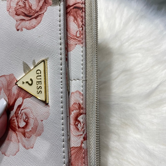 Guess flower wristlet - Picture 5 of 5
